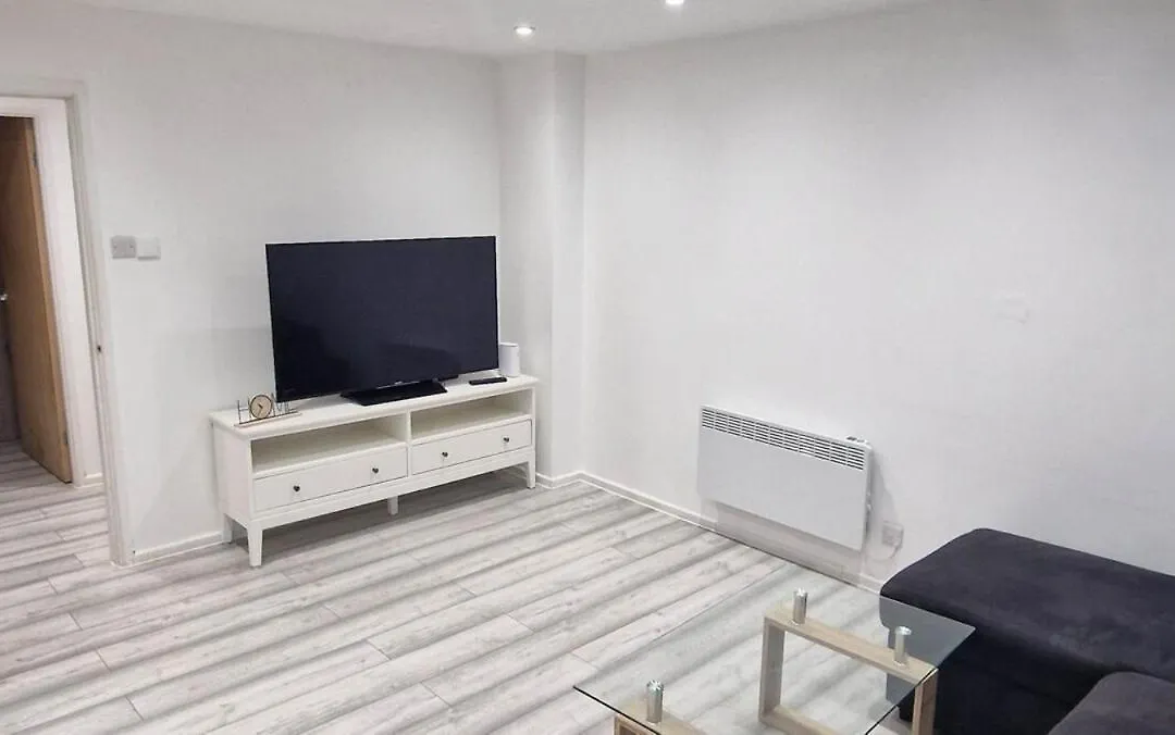 Cozy Modern 3 Bed, 2 Bedroom Apartment - Secure Parking - Close To Manchester City Centre And Old Trafford-1
