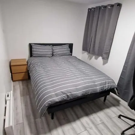 Cozy Modern 3 Bed, 2 Bedroom Apartment - Secure Parking - Close To Manchester City Centre And Old Trafford-3