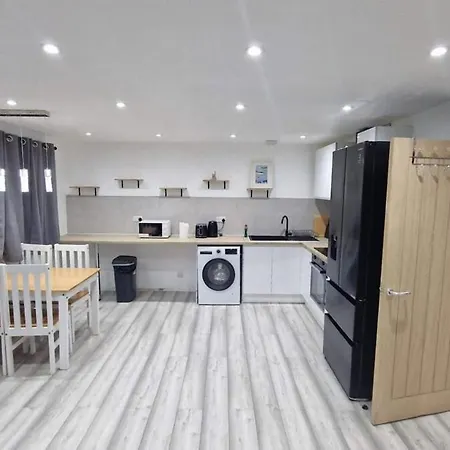 Cozy Modern 3 Bed, 2 Bedroom Apartment - Secure Parking - Close To Manchester City Centre And Old Trafford-2